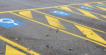 Pugno duro con chi parcheggia sui posti riservati ai disabili