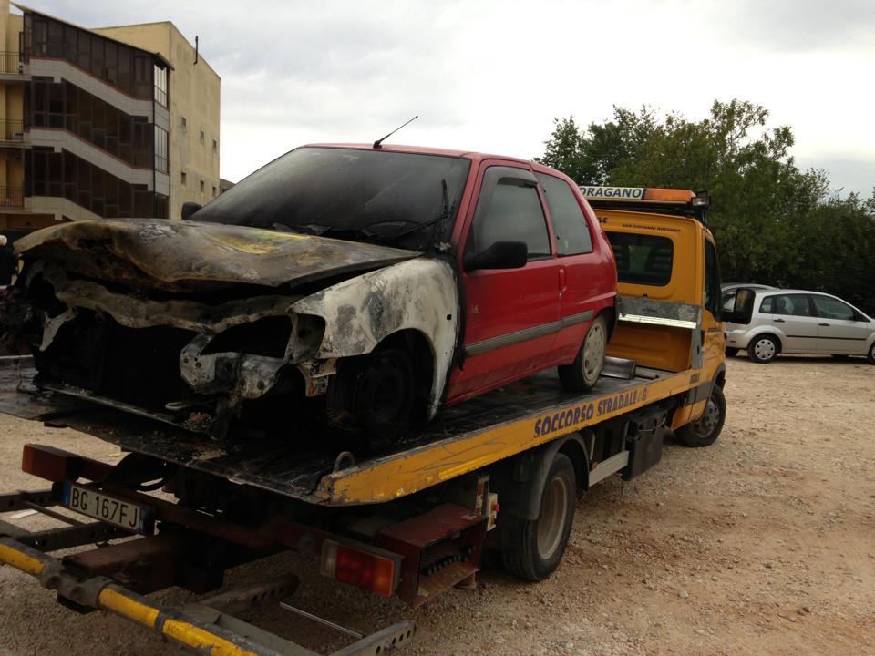 Auto in fiamme nella notte