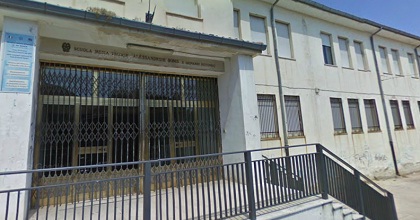La scuola media De Bonis letteralmente a pezzi