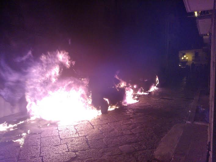 Incendiate due auto nella notte
