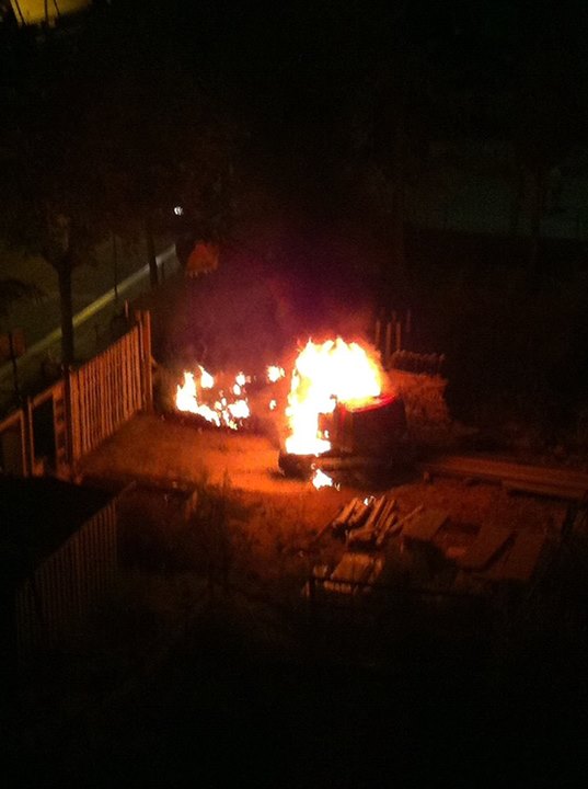 Escavatore in fiamme in Corso Roma