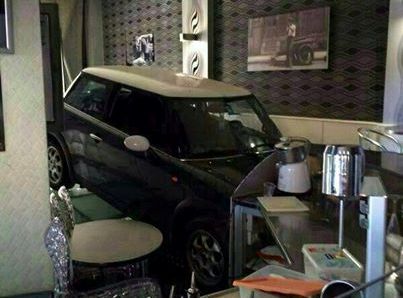 Automobile entra in un bar, nessun ferito