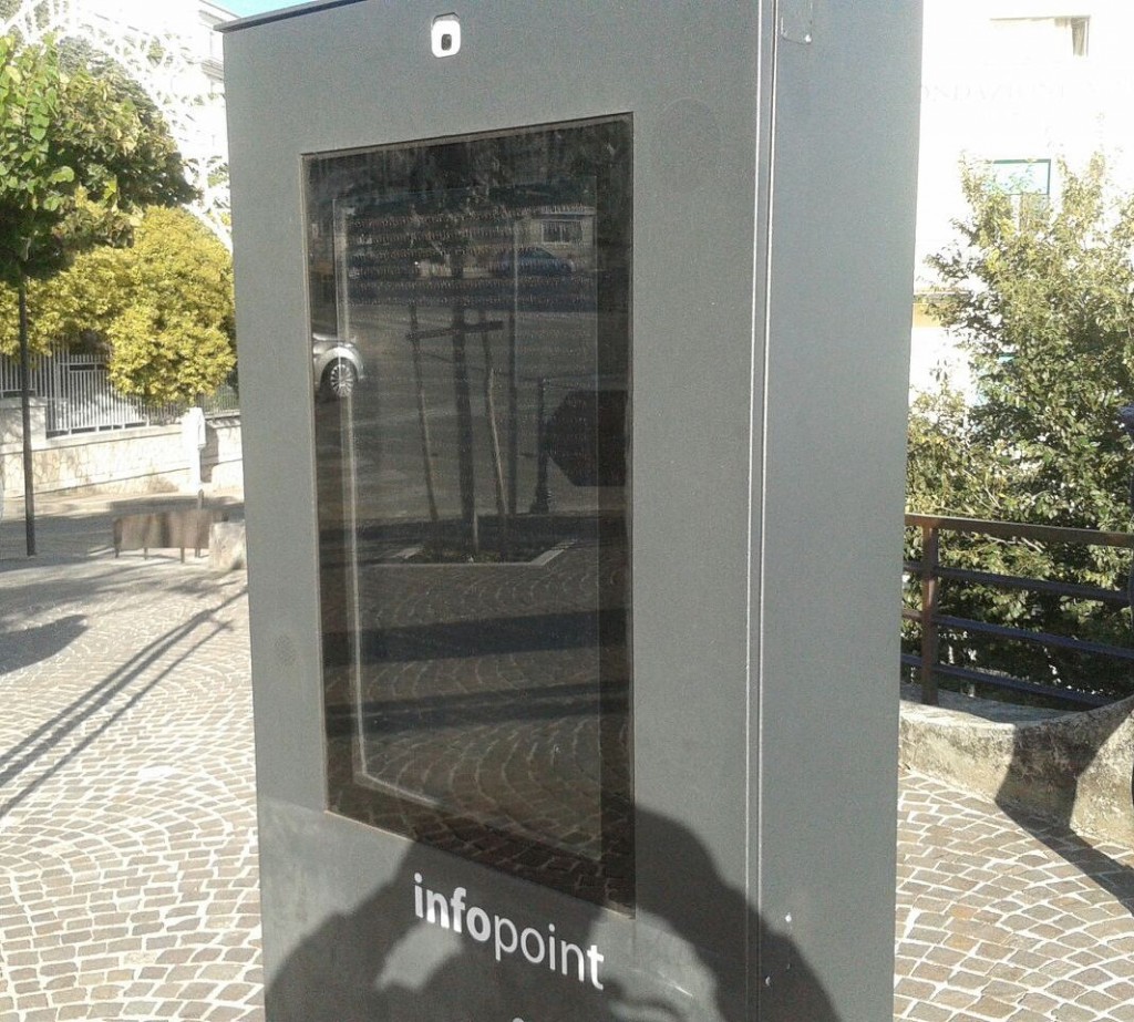 Totem e infopoint: i monumenti dell’inefficienza