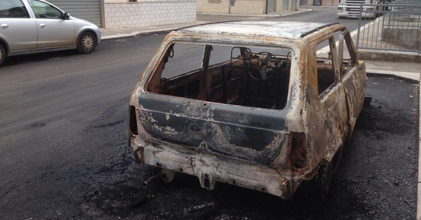 Incendiata auto nella notte