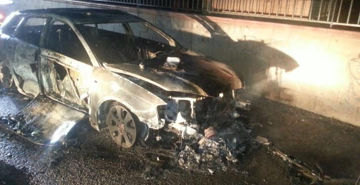 Arrestati (e liberati) i piromani delle due auto