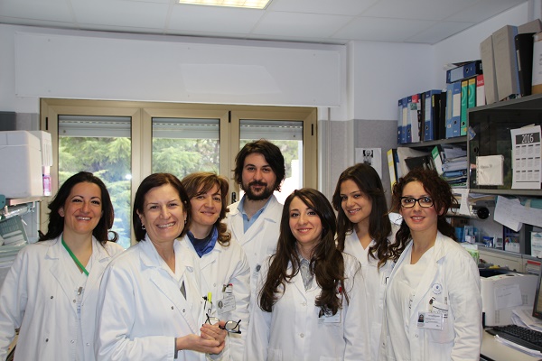 daSx-Valeria Piazzolla (biologo) Alessandra Mangia (medico) Rosanna Santoro (biologo) Andrea Arleo (biologo) Maria Miscio (biologo) Angela Arena (infermiere) Daniela Petruzzellis (tecnico lab)