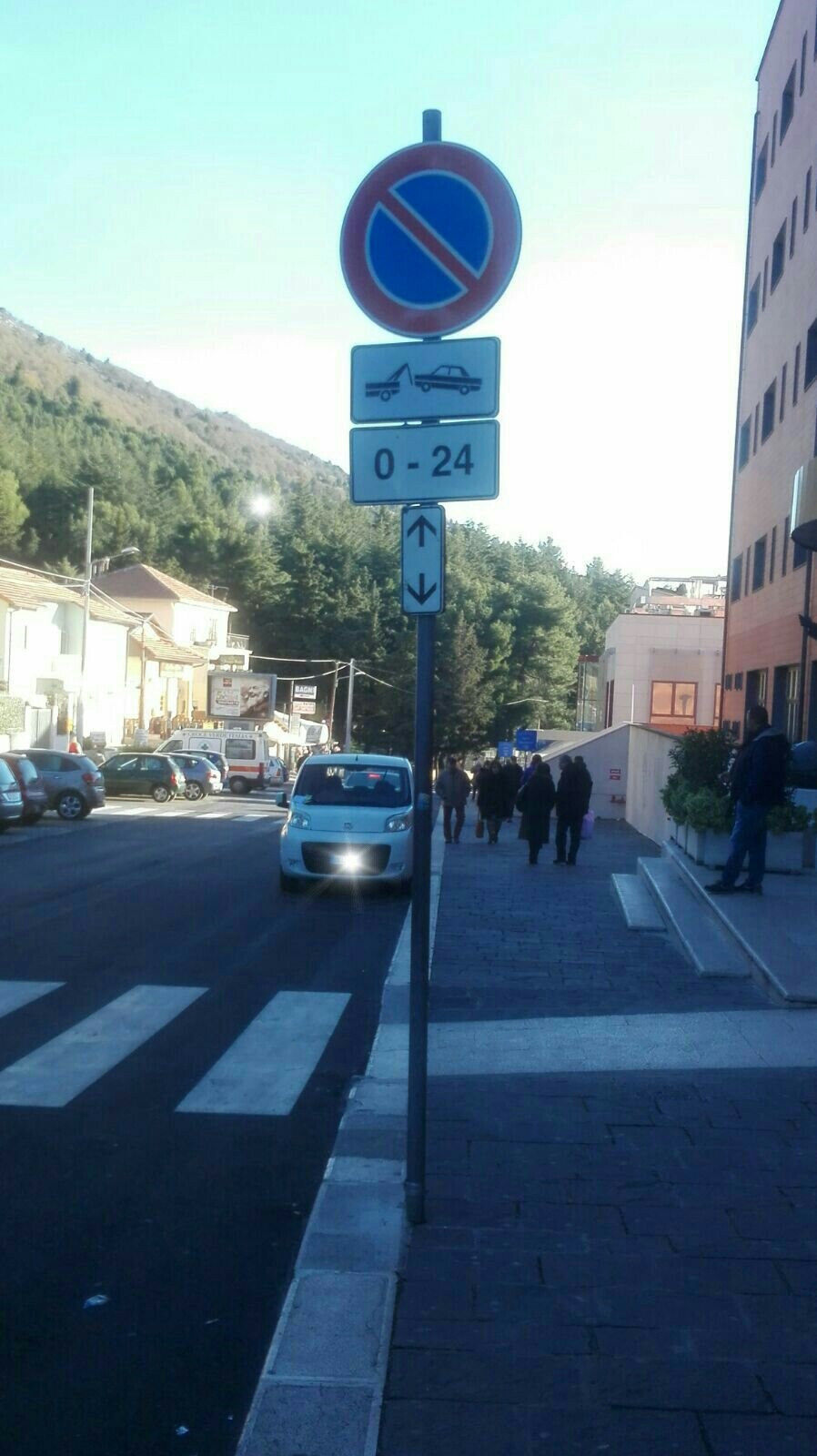 auto in zona rimozione Poliambulatorio