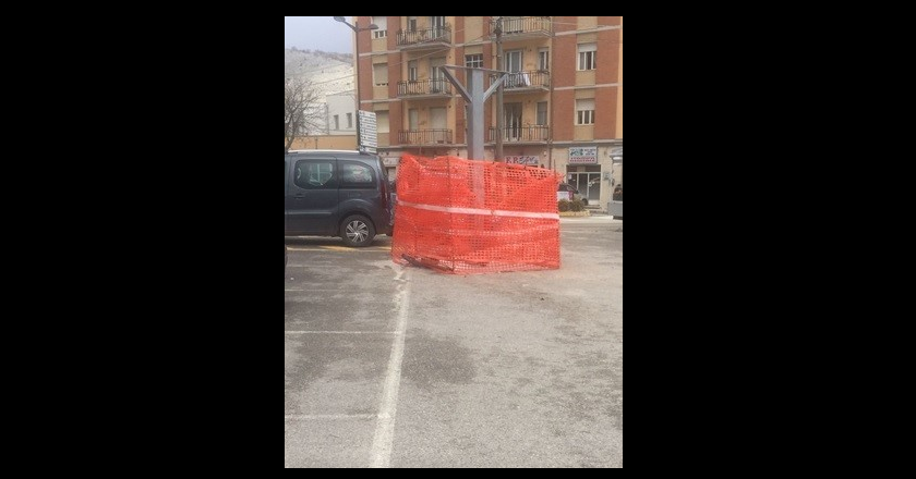 È nato prima il palo o il parcheggio?