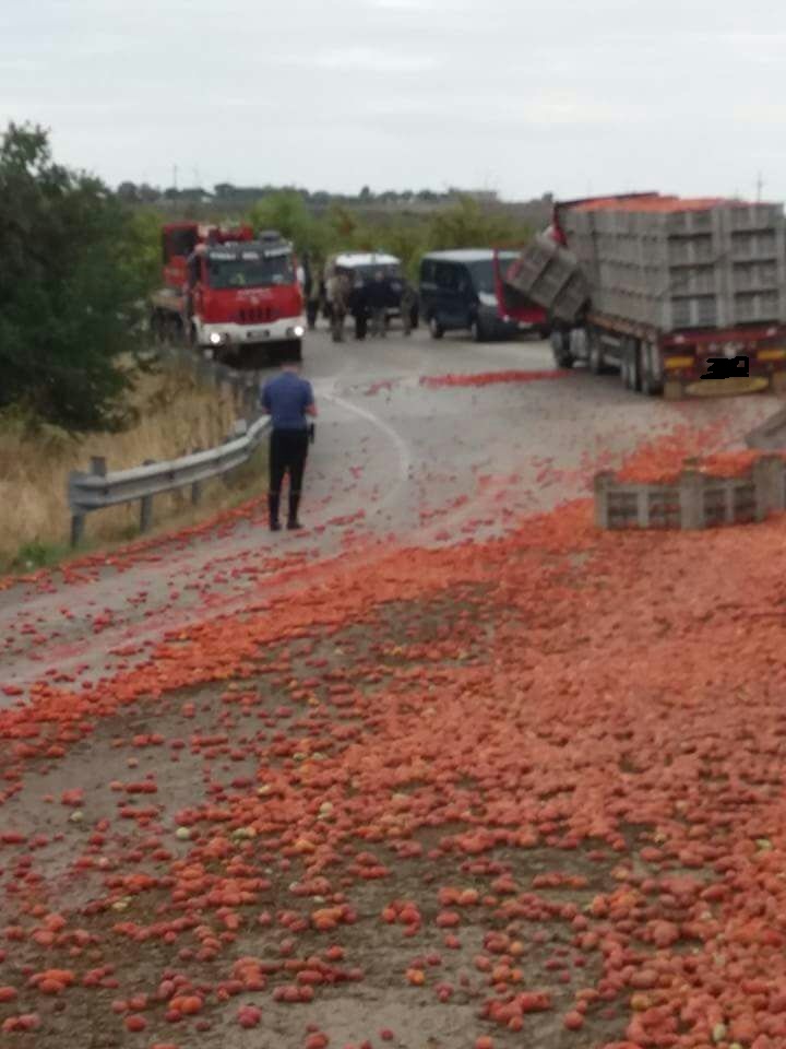 incidente - pomodori in strada