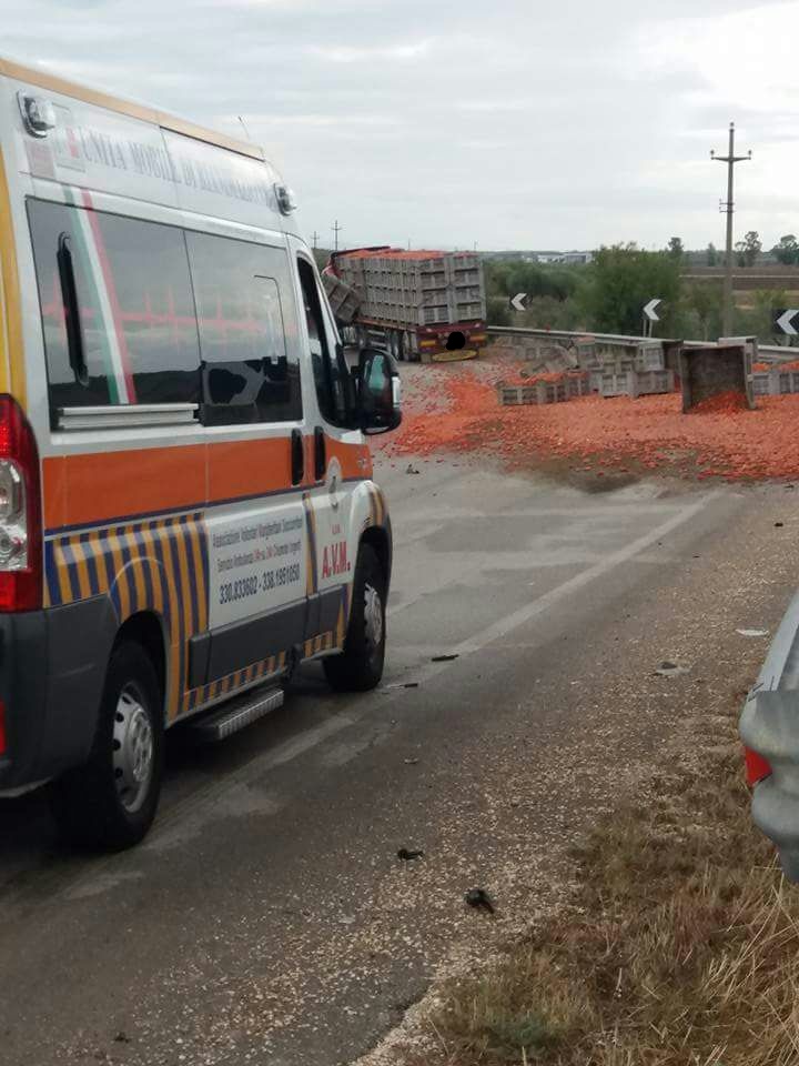 incidente - pomodori in strada