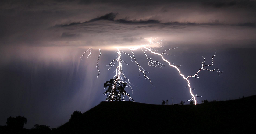 Forte temporale sulla città, fulmine colpisce pineta