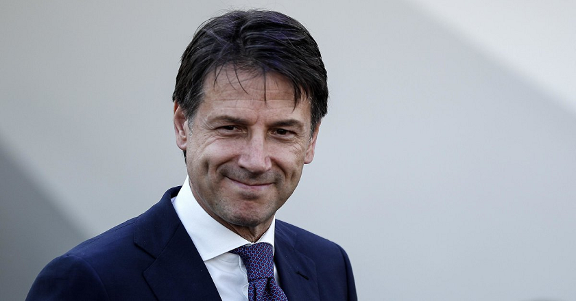 Giuseppe Conte in piazza per il “firma day”