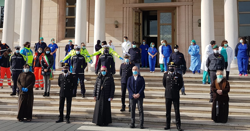 Padre Franco benedice pazienti e operatori della Casa Sollievo della Sofferenza