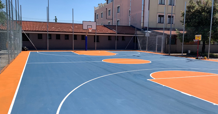 Terminati i lavori di rifacimento del campo da basket di piazza Madre Teresa di Calcutta