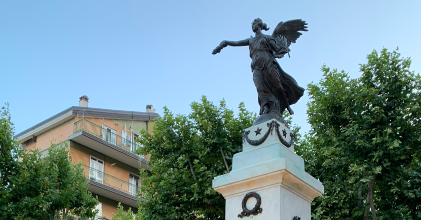 Una stele in onore del partigiano Matteo Corritore