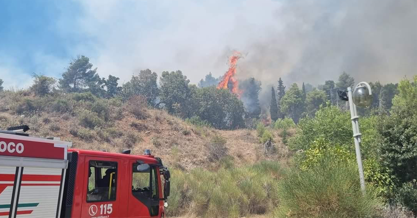 Vasto incendio in corso