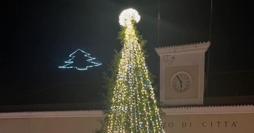Torna a brillare l’albero sulla montagna