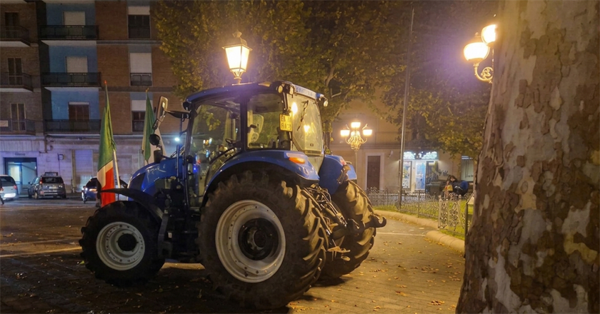 Fiaccole e trattori in piazza: la forza silenziosa di una comunità unita
